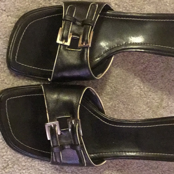 Women Shoes - Picture 2 of 7